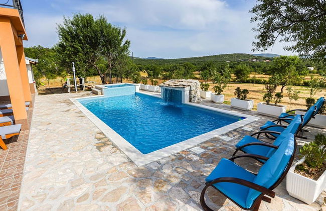 Secluded Holiday Home With Pool and Hot Tub - Foto 17