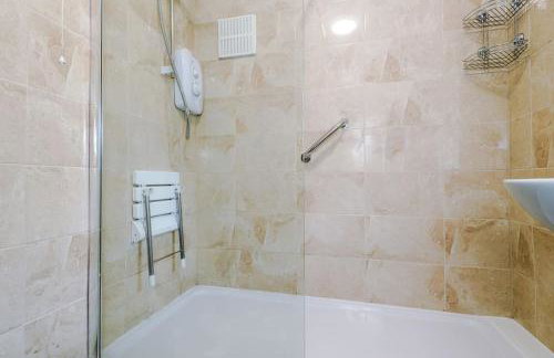 Spacious 3 bedroom close to Leeds city centre with parking - Short Stay Leeds - Foto 29