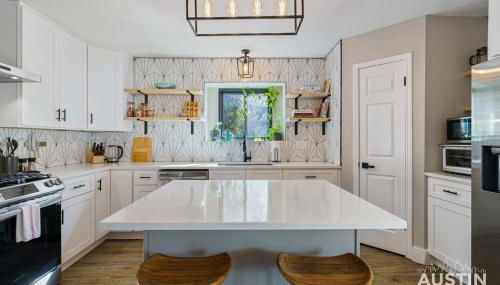 Family 3BR 2BA Home Near Charming Main Street w Cowboy Pool by Austin Vacay - Foto 3