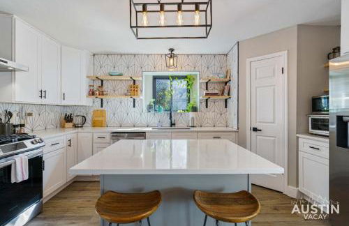 Family 3BR 2BA Home Near Charming Main Street w Cowboy Pool by Austin Vacay - Foto 3