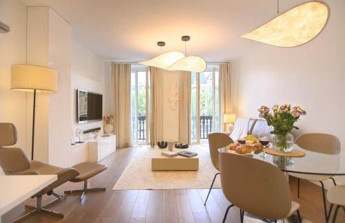 Two Bedroom Luxury Apartment - Balcony with View of Notre Dame - Photo 4
