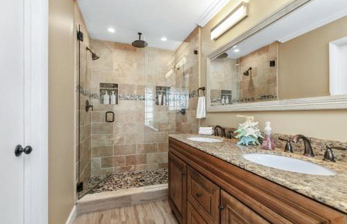 Spacious 4BR 2 5BA Family Retreat Pool Near Beach - Foto 28