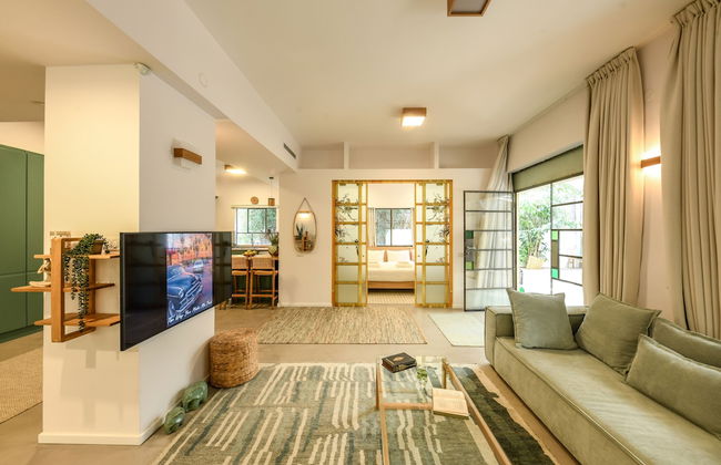 Charming 2BR Apt w a Breathtaking Patio - Foto 18