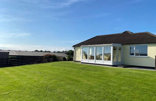 Bungalow in Pillaton - Photo 1