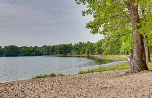 Updated Wellston Cabin, Walk to Lake Beach and Dock! - Foto 25