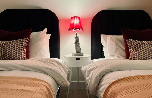 Kensington Place - 4 Bedroom Home w Free Parking - Photo 2