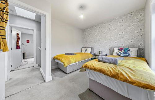 The Lumos House - 4 Bed Home w Parking near Harry Potter Studios - Foto 37