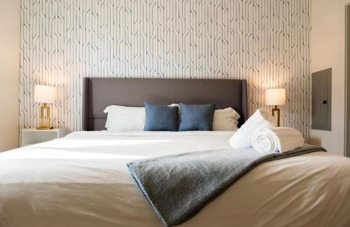 Exclusive 1BR Luxe Haven in Ideal Spot - Photo 13
