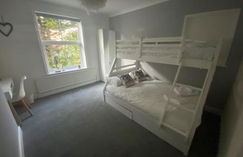 Blissful 4-Bedroom Home with Hot tub - Foto 14