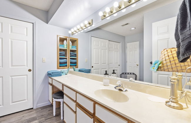 Jim and Roses Cozy Condo 15 Min to Downtown! - Photo 19