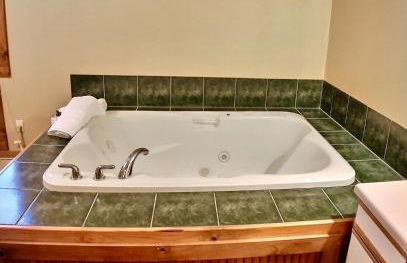 Black Bear Cabin - Giant Spa Tub, Peaceful Location - Foto 9