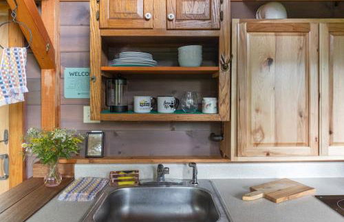 Caboose Tiny Home on river with hot tub near Stowe - Foto 11