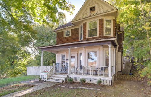 Central Akron Stay! Large Victorian Home with Yard - Foto 26