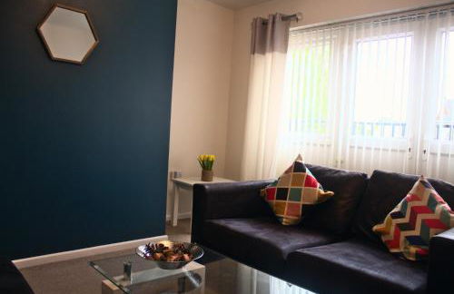 The Sawmills, Carlisle - Spacious 4 Bedroom Family House - Free WiFi - & Parking - Walk to Carlisle Castle - Foto 1