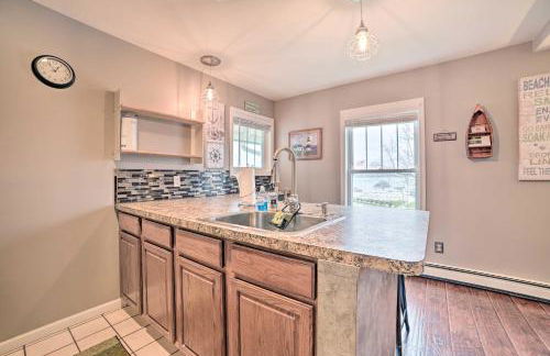 Portage Lake Condo with Deck and Pool Access! - Foto 7