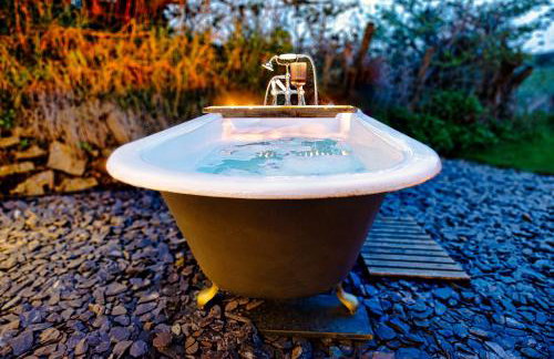 Luxury Glamping Cabin with Outdoor Bath on Cornish Meadow - Photo 10