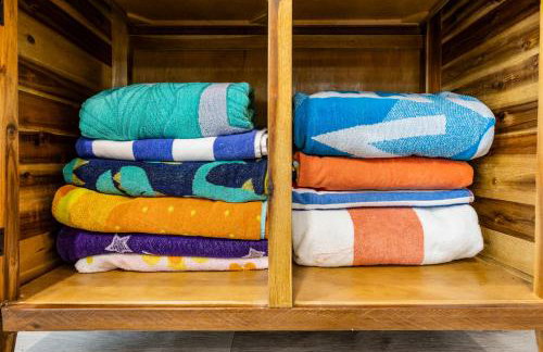 Relax And Sea NEW Luxury Canal-View Escape Gated Community Firepit and Decks - Foto 45