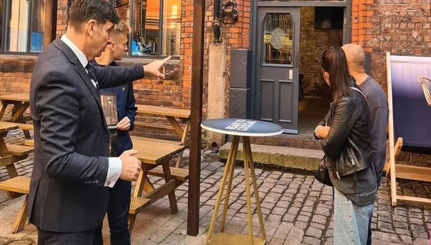 Tour a pie de Peaky Blinders por el centro de Liverpool con pase de bus turístico de 48 h - Foto 3
