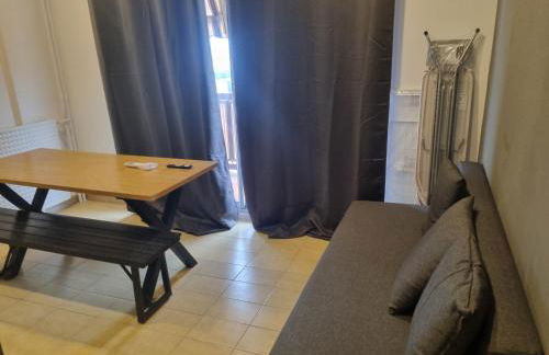 F2 ou F3 ,appartement climatisé neuf, magnifique vue sur mer et aéroport, proche tram et gare sncf 1 min,aéroport 3 minutes, 3 rooms, new AC apartment, magnificent sea and airport views, close to tram and SNCF train station 1 min, airport 3 min - Foto 2