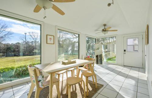 2 Story Home With Sunroom & Cozy Deck Close To KSU - Foto 1