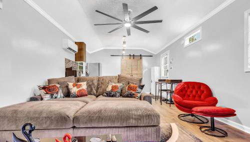 Spacious King Cottage-Mins from Downtown - Photo 2