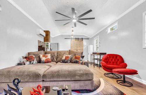 Spacious King Cottage-Mins from Downtown - Photo 2