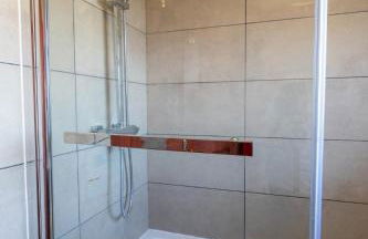 Newly Refurbed Home With Football Table Near M5 Junction 2 - Foto 8