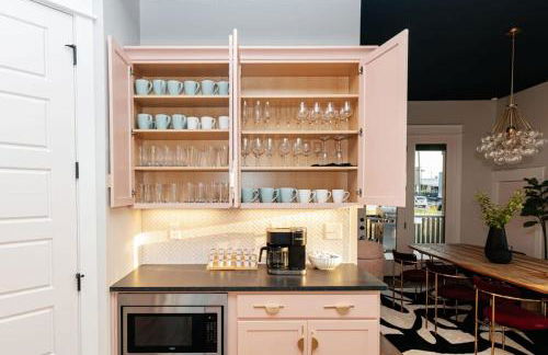 Designer Single Family House-Rooftop- Hot Tub - Foto 27