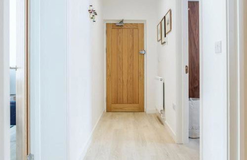 Elegant Epsom Modern Apartment - Photo 23