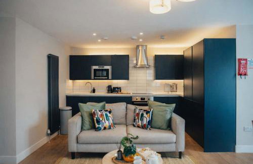 Modern Central 2 Bed Apartment with Parking - Photo 8