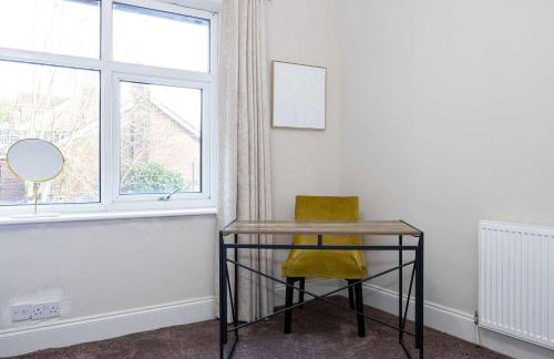 Detached House In Prestwich Sleeps 10 with Parking - Foto 25