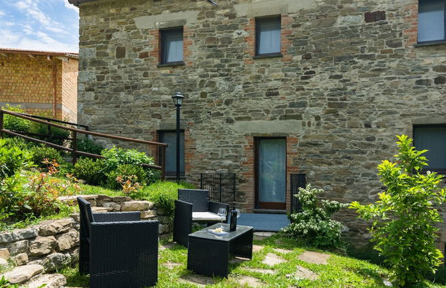 Pretty Farmhouse With Pool - Photo 1