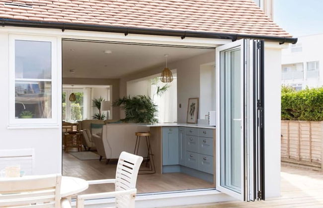 Mariners Stylish Beachside Getaway With Sea Views - Photo 40