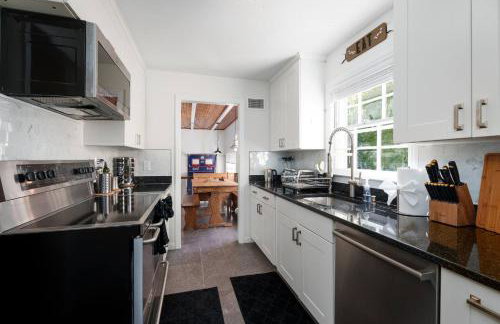 Exclusive Lux Home Near Town • Game Rm • Gym • 4BR - Photo 32