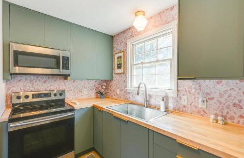 Family Home with Furnished Deck in Fairview! - Foto 9