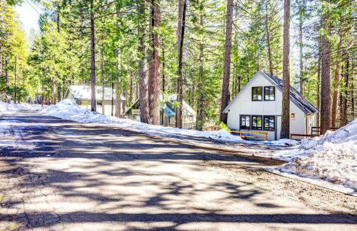 Hike, Fish and Explore California Cabin with Deck! - Foto 29