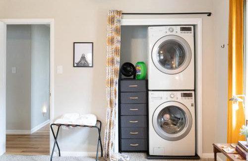 5 Bedroom 2 & 1 half Bath Group Stay Fun Design in Quiet Neighborhood - Foto 32