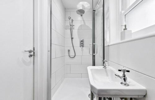 Minimal Designer Home with a Beautiful Garden - Foto 20