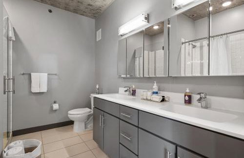 Linea Luxury Living with Indoor Pool and Rooftop Views in The Loop - Photo 31