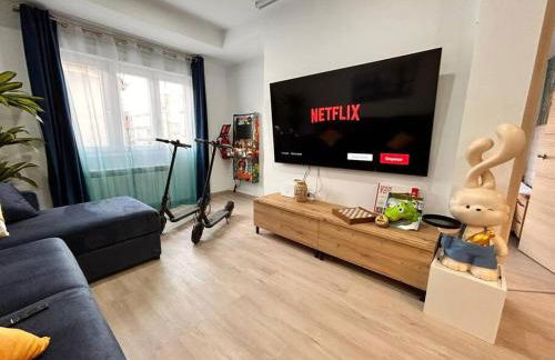 LUJO Proyector, Maquina Arcade, Wifi y Patinetes - Foto 9