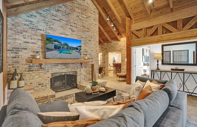 8BR Gem With Pool, Lake View & Tons of Amenities! - Foto 97