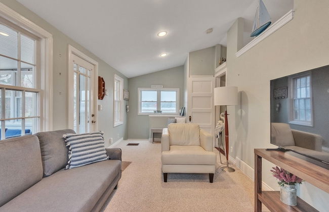 Amazing Lakefront Retreat On Long Lake! 2 Bedroom Home by RedAwning - Foto 1