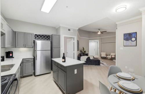 Chic 2BR Boho-Chic Retreat Garage, Pool, Gym - Photo 10