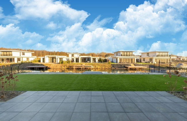 Cozy Villa With Lakeside Views - Photo 35