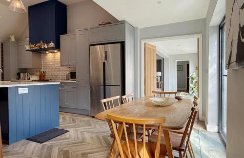 Historic Hampshire Cottage with Private Putting Green - Photo 3