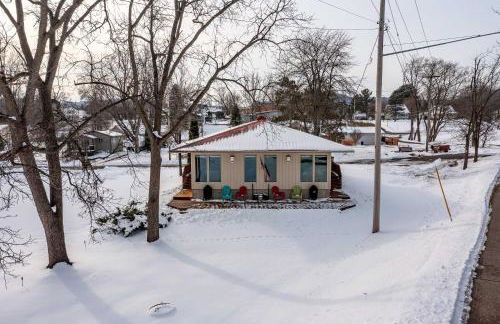 Pet-Friendly Retreat with Deck Steps to Marina! - Foto 18