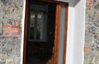 La Antigua Cuadra es un alojamiento de piedra y altos techos de madera con mucho encanto, jardín privado con barbacoa y acceso al río Asón - Foto 7