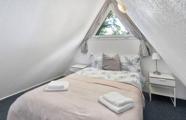 The Lookout, Sunny Beach Retreat, Sleeps 5 Guests - Photo 4