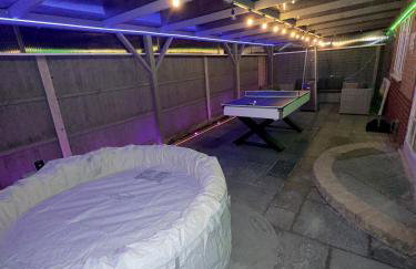 Luxxe House with Hot tub and Pool table - Photo 55