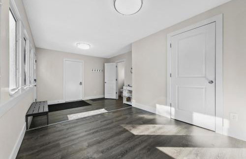 Lakefront - Spacious Family Getaway with Dock! - Foto 38